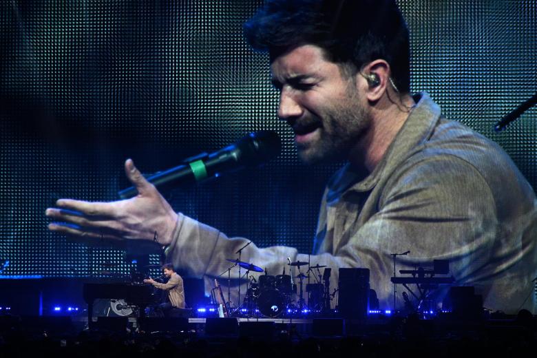 El cantante Pablo Alborán durante su actuación en el concierto solidario por las víctimas de la dana en el este y el sur de España bajo el título 'Música desde el corazón', este domingo en el Wizink Center, en el que acúan estrellas como Raphael, David Bisbal, Malú, Amaral y Rozalén.