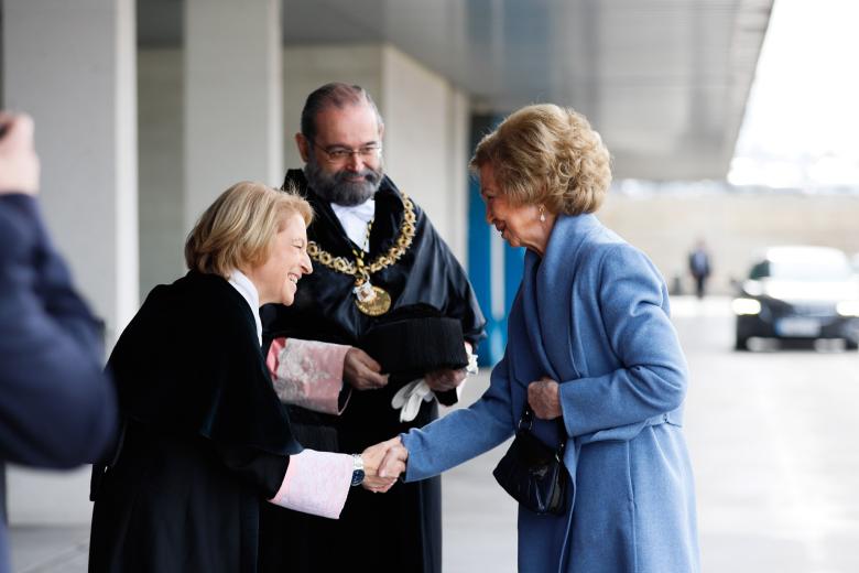 Rosa Visiedo y Alfonso Bullón de Mendoza saludan a Doña Sofía