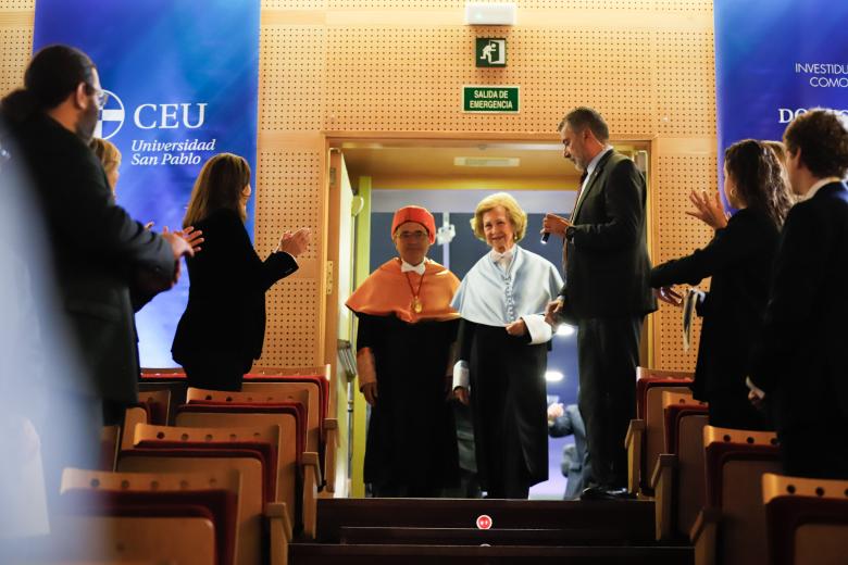 Doña Sofía accede al aula magna de la Universidad CEU San Pablo