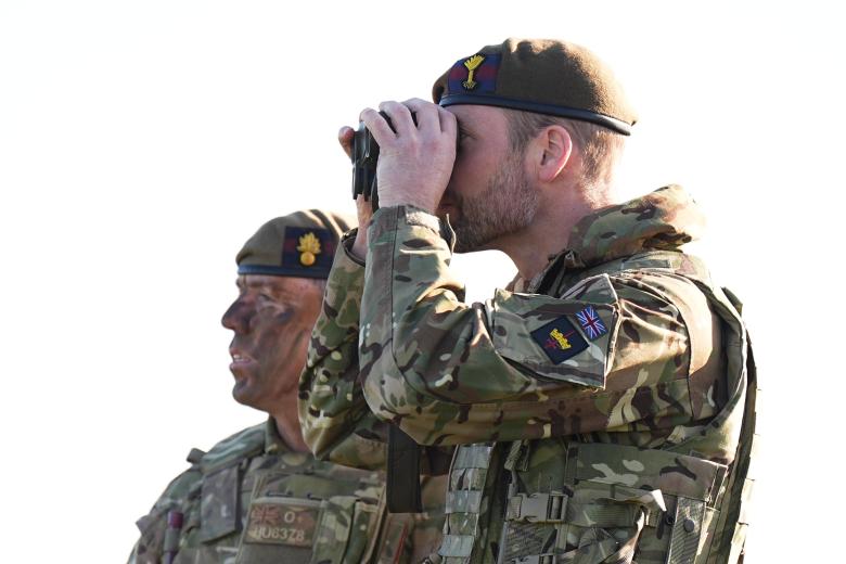 Prince William of Wales during a visit to the 1st Battalion Welsh Guards at Salisbury Plain, Wiltshire, to hear how they have been transitioning from ceremonial duty back to the Field Army.
prismaticos