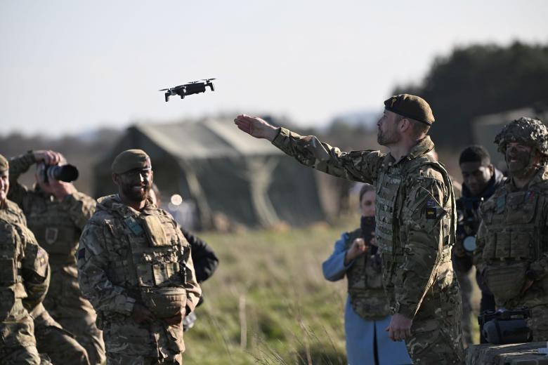 Prince William of Wales during a visit to the 1st Battalion Welsh Guards at Salisbury Plain, Wiltshire, to hear how they have been transitioning from ceremonial duty back to the Field Army.
prismaticos