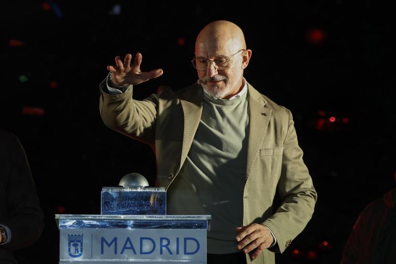 MADRID, 28/11/2024.- El seleccionador nacional de fútbol Luis de la Fuente protagoniza el encendido de la iluminación navideña este jueves en la madrileña Puerta del Sol. EFE/Juanjo Martín