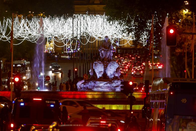 MADRID, 28/11/2024.- Encendido de la iluminación navideña este jueves en la madrileña plaza de Cibeles. EFE/Juanjo Martín