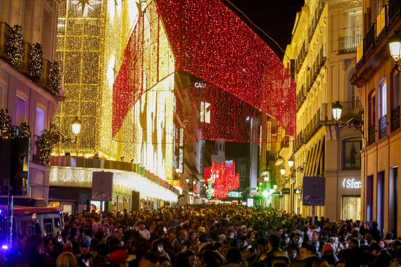 MADRID, 28/11/2024.- Ambiente de compras para el Black Friday durante el encendido de la iluminación navideña este jueves en la madrileña Puerta del Sol y alrededores. EFE/Juanjo Martín