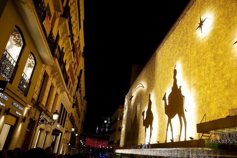 MADRID, 28/11/2024.- Ambiente de compras para el Black Friday durante el encendido de la iluminación navideña este jueves en la madrileña Puerta del Sol y alrededores. EFE/Juanjo Martín