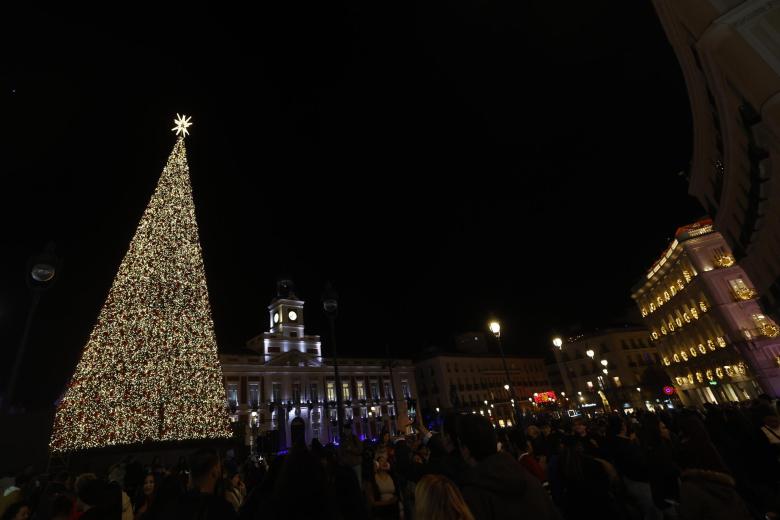 MADRID, 28/11/2024.- El seleccionador nacional de fútbol Luis de la Fuente protagoniza el encendido de la iluminación navideña este jueves en la madrileña Puerta del Sol. EFE/Juanjo Martín