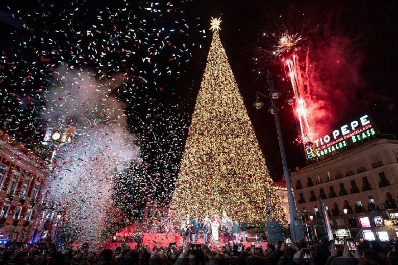 Se ha estrenado nuevo diseño de árbol de Navidad en la Puerta del Sol. Miles de personas han disfrutado del nuevo encendido, además de danzas, conciertos, y un festival de pirotecnia. Estas luces se podrán disfrutar hasta el próximo 6 de enero de 2025.