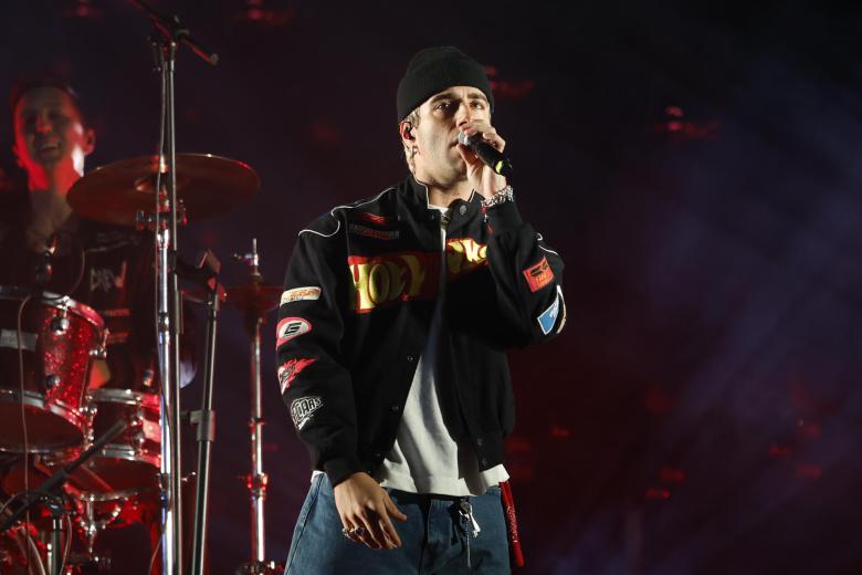 El cantante Álvaro de Luna interpreta sus canciones durante el encendido de la iluminación navideña este jueves en la madrileña Puerta del Sol.