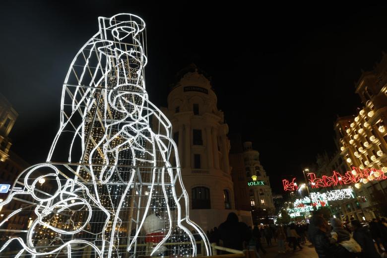 Gran Vía siempre es una de las calles más concurridas de la capital de España, y por consecuencia una de las más iluminadas con luces de Navidad.