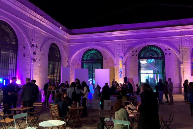 El Ayuntamiento opina que con este evento se sitúa a Sevilla como un referente de innovación artística, uniendo tradición y vanguardia en un mismo escenario”.