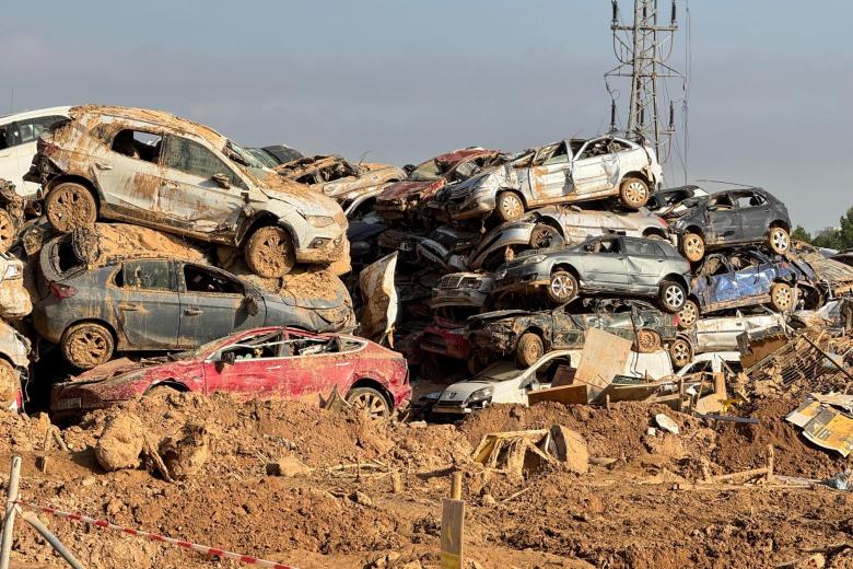 Coches apilados en Paiporta (Valencia) tras la DANA