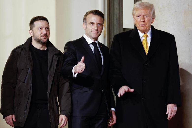 El presidente francés, Emmanuel Macron, junto a Volodímir Zelenski, su homólogo ucraniano, y el presidente electo de Estados Unidos, Donald Trump, después de una reunión antes de la reapertura de Notre Dame