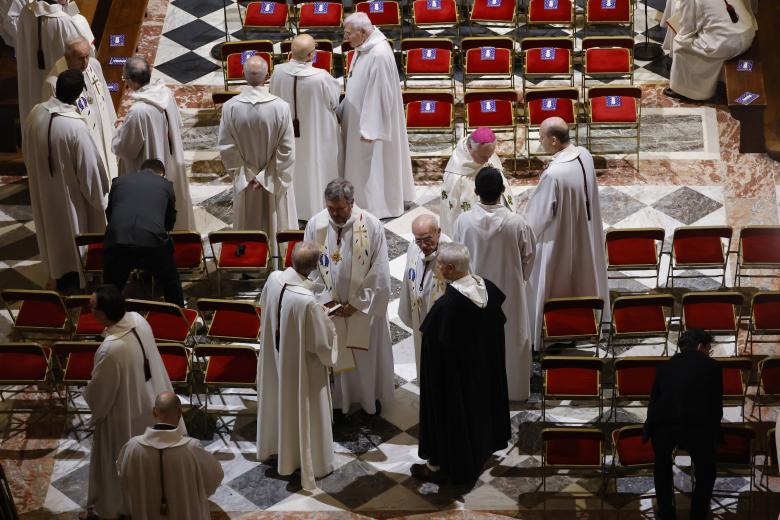 El clero se reúne en el interior de la catedral de Notre-Dame antes de la ceremonia de reapertura de la emblemática catedral, en el centro de París.