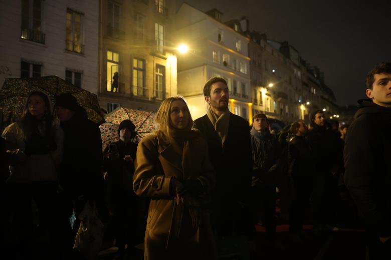 La gente se reúne para asistir a la ceremonia de reapertura de la Catedral de Notre Dame de París