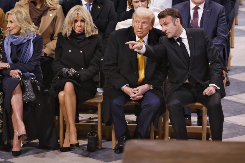 La primera dama estadounidense Jill Biden y la esposa del presidente francés Brigitte Macron se sientan junto al presidente electo estadounidense Donald Trump y el presidente francés Emmanuel Macron hablando durante la ceremonia oficial de reapertura de Notre Catedral Dame