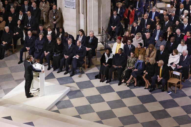 El presidente francés Emmanuel Macron pronuncia un discurso en el interior de la catedral de Notre Dame de París, durante una ceremonia para conmemorar su reapertura en París