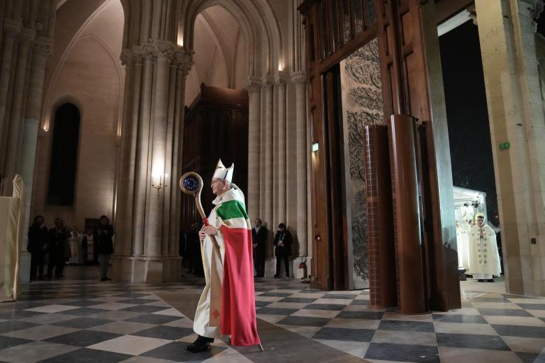 El arzobispo de París Laurent Ulrich entra en la catedral de Notre Dame