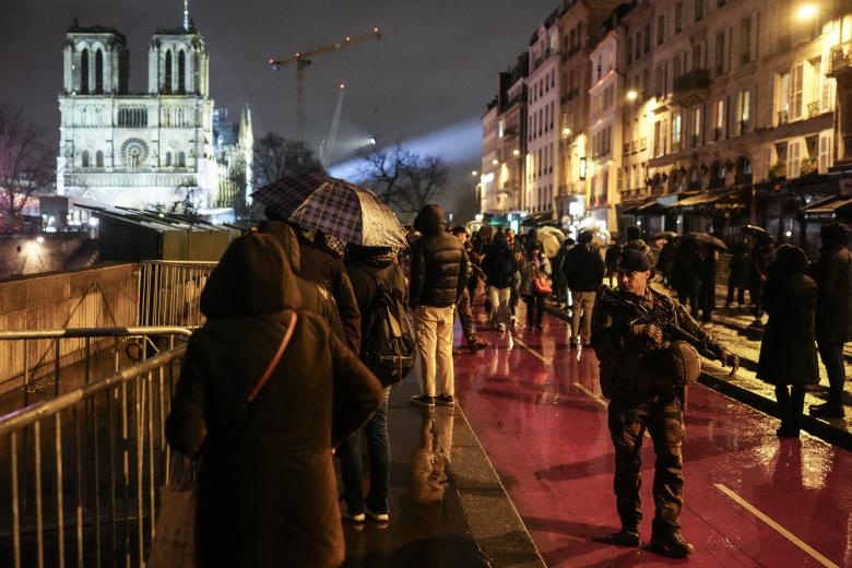 El Ejército francés patrulla a través del perímetro de seguridad alrededor de la catedral de Notre-Dame de París