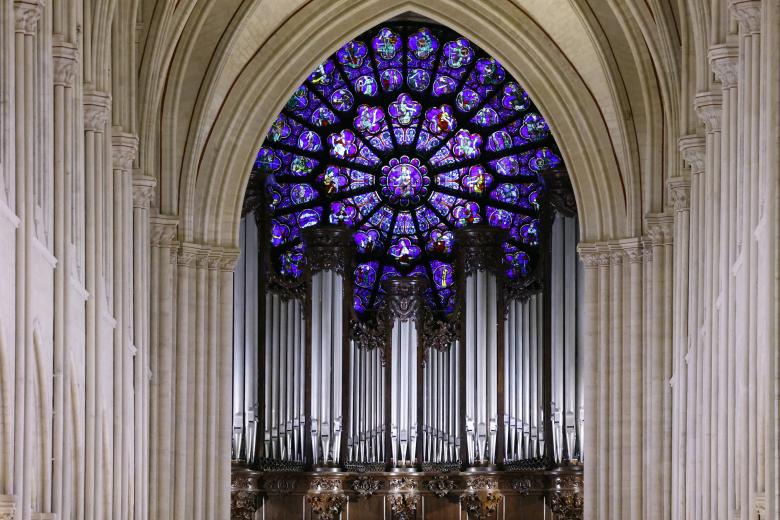 Rosetón occidental de Notre-Dame durante la ceremonia de reapertura de la catedral