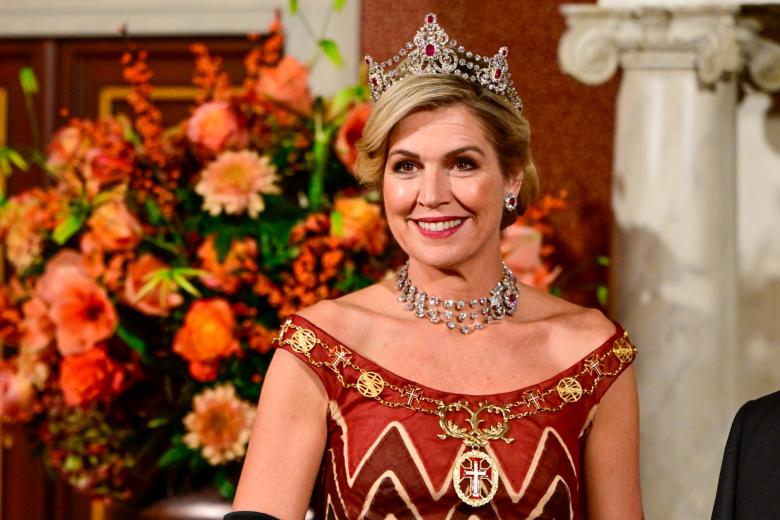 La Reina de Países Bajos ha querido lucir una de sus tiaras favoritas, creada con diamantes y rubies con los pendientes a juego y el collar de chatones con tres vueltas y broche en el cierre. Estaba majestuosa.