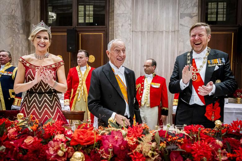 Los Reyes sufren un divertido ataque de risa durante la cena de gala con el Presidente de Portugal, Marcelo Rebelo de Sousa.