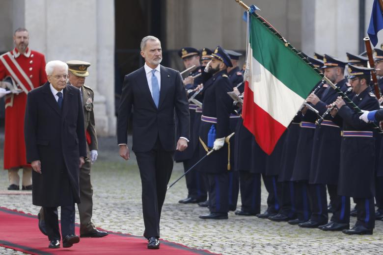 Felipe VI junto al presidente de la República Italiana, Sergio Mattarella, durante la recepción oficial a Sus Majestades, los Reyes de España, en el Palacio del Quirinal, en Roma