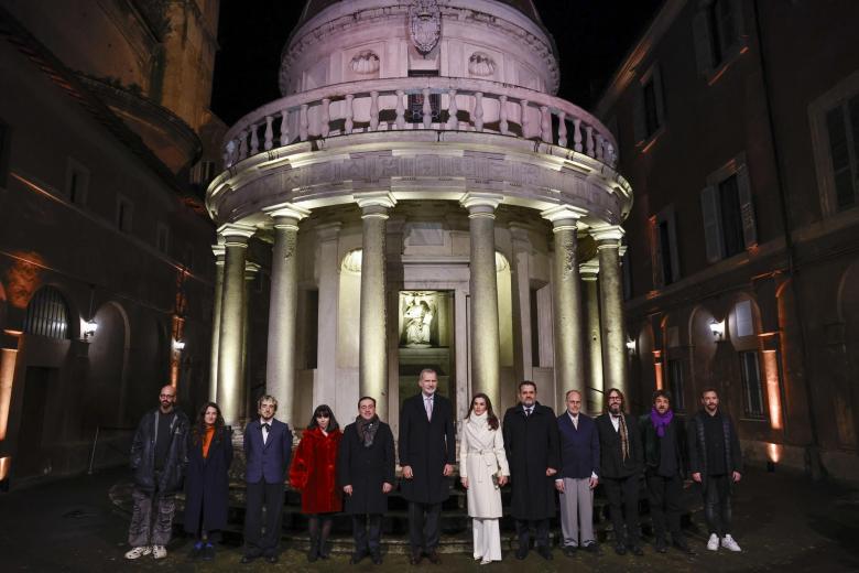 El rey Felipe y la reina Letizia, acompañados, entre otros asistentes, por el ministro de Asuntos Exteriores, José Manuel Albares (5i) durante un encuentro con la Asociación de Hispanistas Italianos,