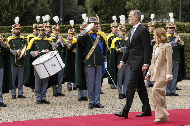 El Rey y Giorgia Meloni pasan revista a las tropas a la llegada de Don Felipe y Doña Letizia al almuerzo con la primera ministra italiana, en el Casino del Bel Respiro