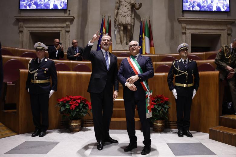 Felipe VI conversa con el alcalde de Roma, Roberto Gualtieri, durante su visita al Ayuntamiento romano