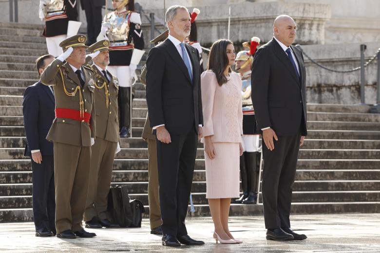 Los Reyes, durante la ofrenda floral al soldado desconocido, en el altar de la Patria