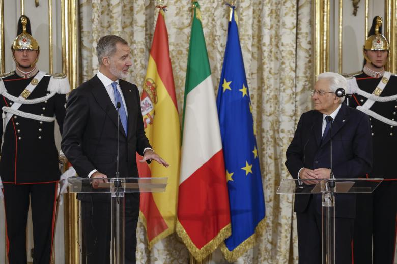 Felipe VI junto a Sergio Mattarella, durante la recepción oficial a Sus Majestades los Reyes de España, en el Palacio del Quirinal, donde ambos han ofrecido una declaración conjunta