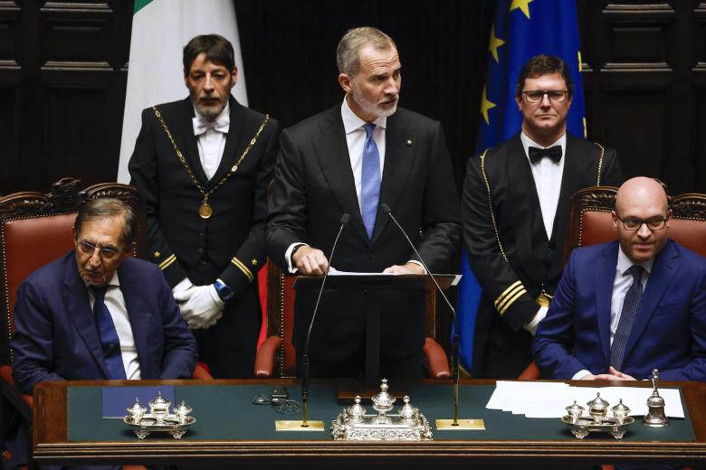 ROMA, 11/12/2024.- El rey Felipe VI (c), junto al presidente del Senado italiano, Ignazio La Russa (i), y el presidente de la Cámara de Diputados italiana, Lorenzo Fontana (d), pronuncia un discurso durante su visita a la sede de la Cámara de Diputados de Italia, este miércoles en el Palacio de Montecitorio de Roma. EFE/ Chema Moya