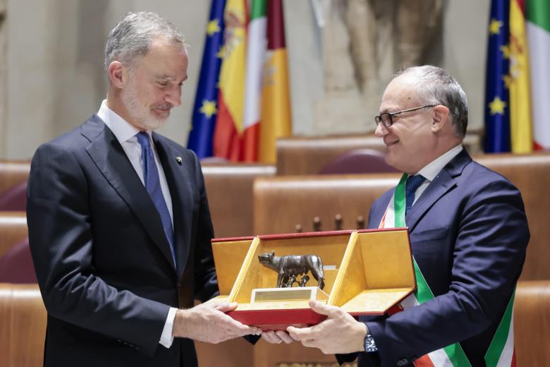 El alcalde de Roma, Roberto Gualtieri, hace entrega al Rey de la estatuilla de la Loba Capitalina