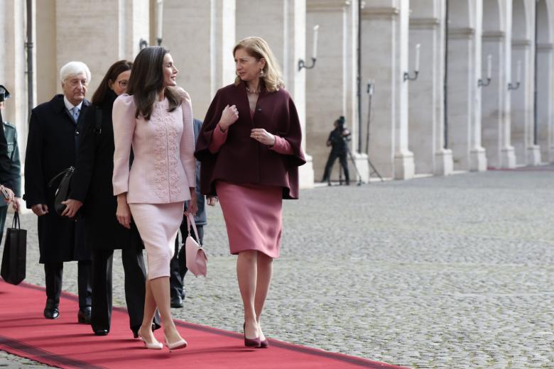 La Reina Letizia conversa con la Laura Mattarella, hija del presidente de Italia, durante la recepción oficial a sus Majestades los Reyes