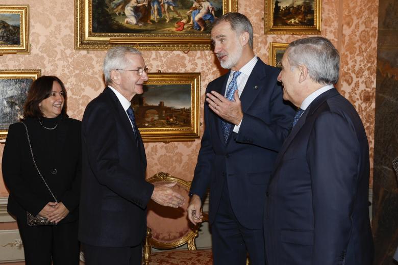 El rey Felipe VI acompañado por el presidente de la Fundación Palazzo Colonna, Próspero Colonna (2i), a su llegada a la inauguración del foro empresarial Italia - España celebrado este jueves en la Galería del Cardenal del Palacio Colonna, en Roma.