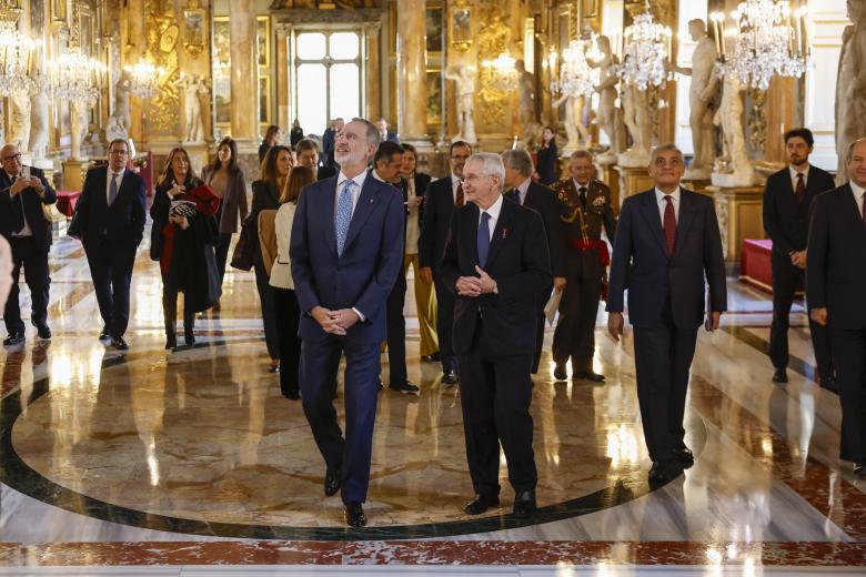 El rey Felipe VI acompañado por el presidente de la Fundación Palazzo Colonna, Próspero Colonna (2i), a su llegada a la inauguración del foro empresarial Italia - España celebrado este jueves en la Galería del Cardenal del Palacio Colonna, en Roma.