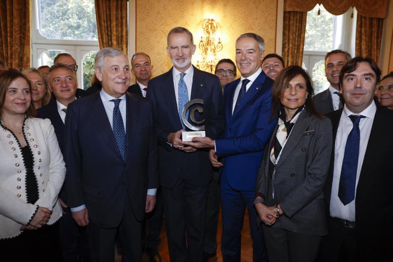 El rey Felipe VI posa junto al Country Manager de ACCIONA en Italia, Luigi Patìmo (3d), durante el foro empresarial Italia - España celebrado este jueves en la Galería del Cardenal del Palacio Colonna, en Roma.