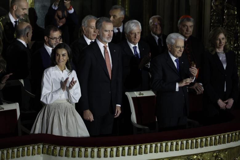 NÁPOLES, 12/12/2024.- El rey Felipe VI (c) y la reina Letizia (i) junto al presidente de la República Italiana, Sergio Mattarella (2d), durante una ceremonia celebrada este jueves en el Teatro San Carlos de Nápoles (Italia), en la que el rey Felipe será investido como Doctor Honoris Causa por la Universidad Federico II de Nápoles, coincidiendo con el VIII centenario de su fundación, en el ámbito de su viaje oficial que finaliza hoy. EFE/ Chema Moya