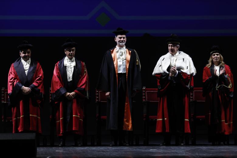 NÁPOLES, 12/12/2024.- El rey Felipe VI (c) durante una ceremonia celebrada este jueves en el Teatro San Carlos de Nápoles (Italia), en la que ha sido investido como Doctor Honoris Causa por la Universidad Federico II de Nápoles, coincidiendo con el VIII centenario de su fundación, en el ámbito de su viaje oficial que finaliza hoy. EFE/ Chema Moya