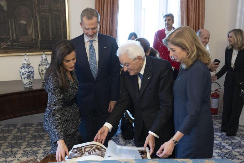 Los Reyes visitan la Villa Rosebery en Náploes, junto al presidente de Italia, Sergio Mattarella, y su hija, Laura Mattarella
