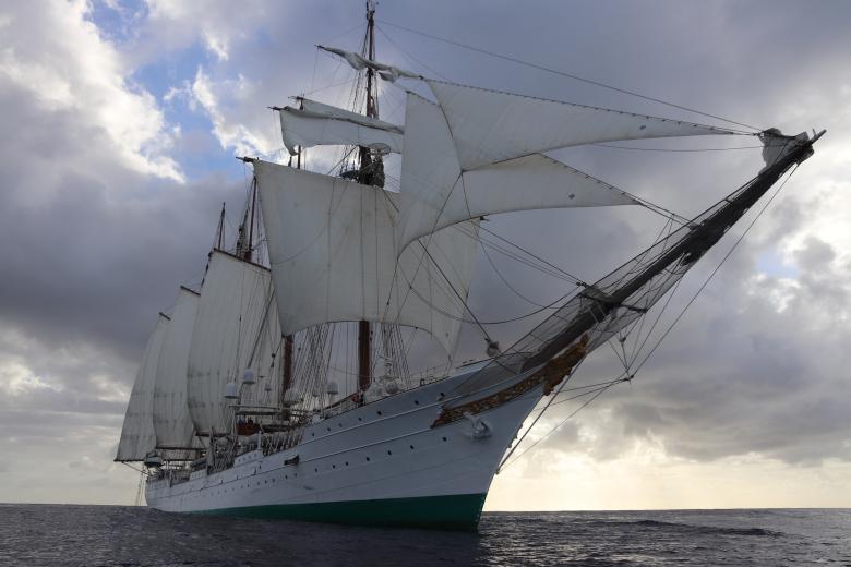 Enero de 2025. El Buque Escuela Juan Sebastián de Elcano, navegando a vela durante su XCVI Crucero de Instrucción, mientras cruza el océano Atlántico.