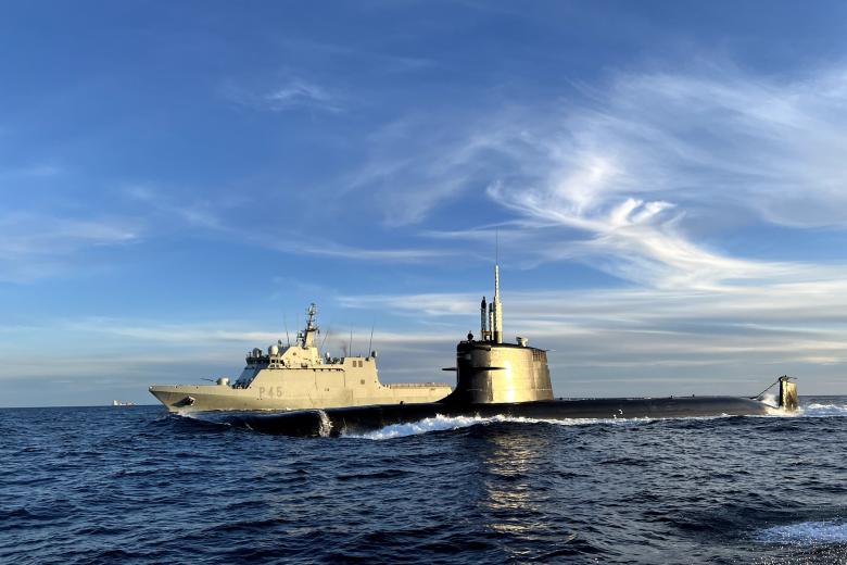 El Submarino S-81 "Isaac Peral", navegando en conserva con el Buque de Acción Marítima "Audaz".