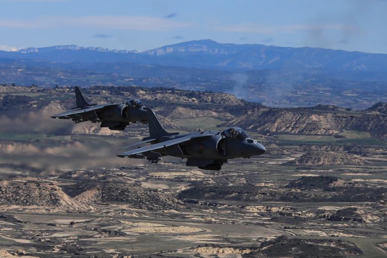 Una impresionante fotografía aérea de dos unidades Harrier AV8B+, captadas durante su calificación operativa en el polígono de tiro de Las Bardenas Reales de Navarra