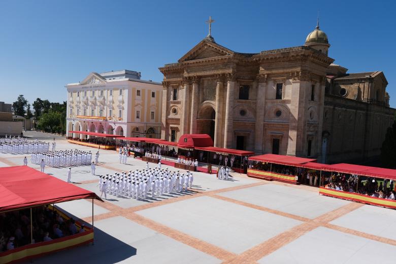 Acto de entrega de Reales Despachos en la Escuela de Suboficiales de San Fernando (Cádiz)