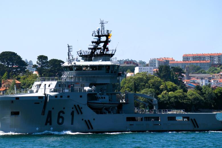 Buque multipropósito Carnota frente a la costa de Mugardos en la Ría de Ferrol