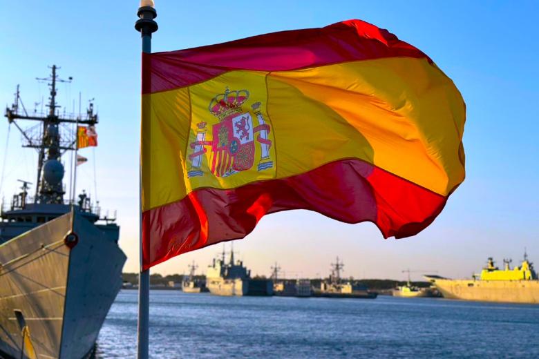 Bandera nacional ondeando al ocaso en la fragata Victoria, en la base naval de Rota