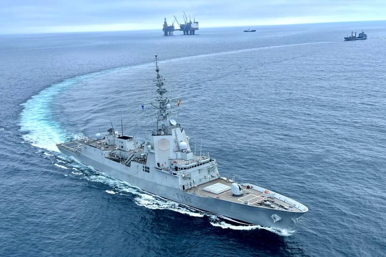 La Fragata "Almirante Juan de Borbón", desplegada en el Mar del Norte como buque de mando de la SNMG1, reflejando el compromiso de la Armada en misiones internacionales.