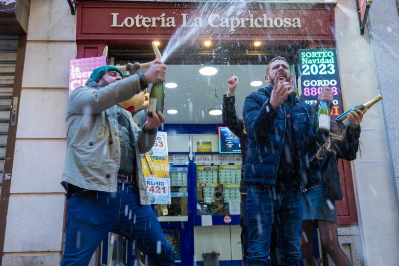 Celebración del tercer y cuarto premio de la Lotería de Navidad en la administración "La Caprichosa" de Toledo