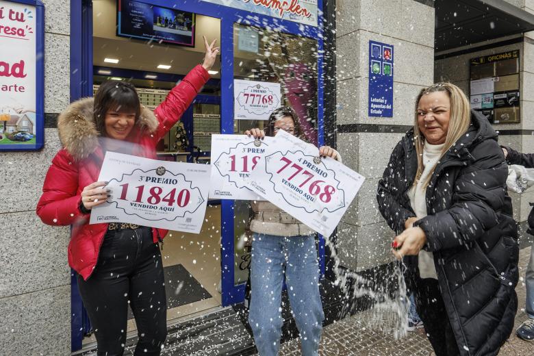 Las dueñas de la administración de lotería número 12 de Burgos celebran que han vendido un tercer y un cuarto premio de la lotería de navidad