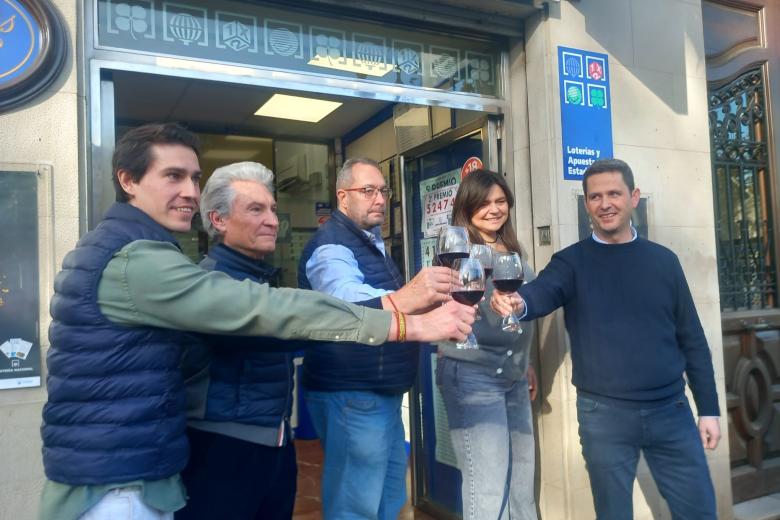 La administración Carmen de Muro del Carmen de Logroño brinda tras vender el primer premio de la Lotería de Navidad, el Gordo' de 2024